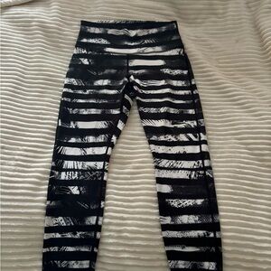 Lululemon High Times Crop II Shady Palms Black and White - Size 10